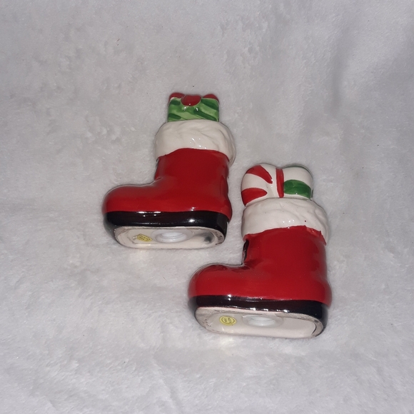 Ceramic Santa Boots Salt And Pepper Shaker - Picture 5 of 8